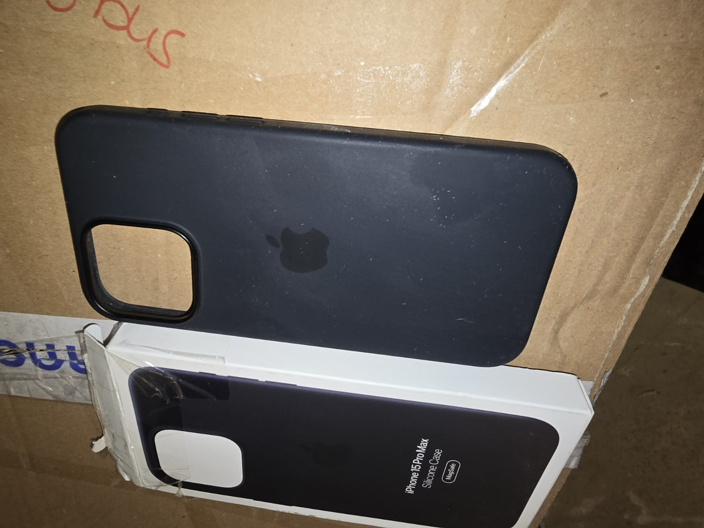 Apple Silikon Case mit MagSafe für iPhone 15 Pro Max - Schwarz