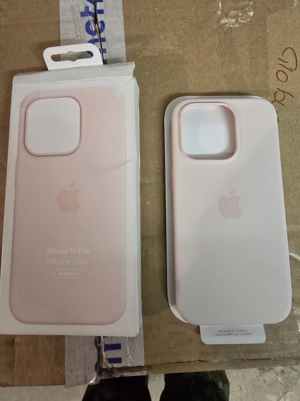 Apple Silikon Case mit MagSafe für iPhone 15 Pro - Hellrosa